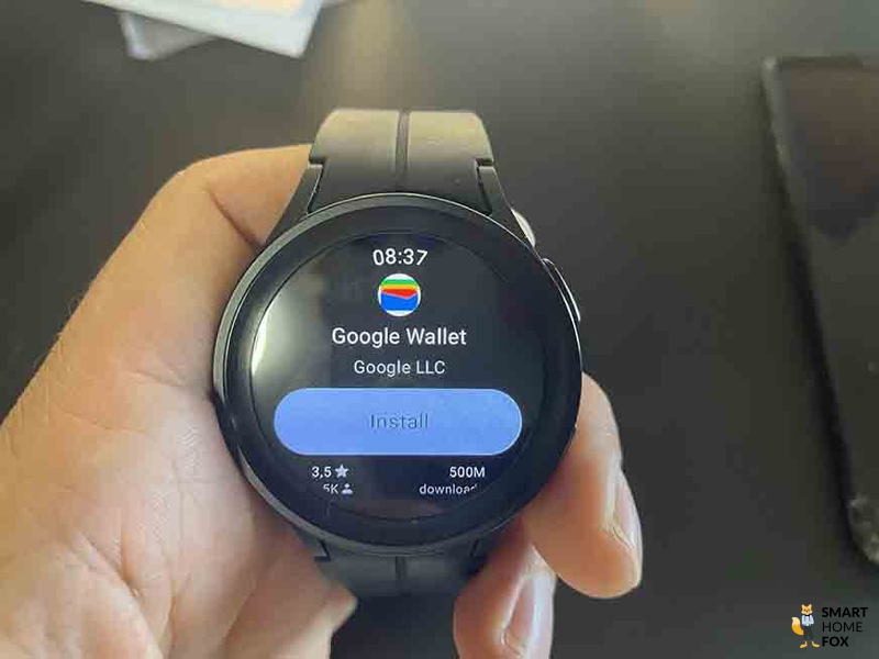 Man sieht das Google Wallet auf der Samsung Galaxy Watch 5.